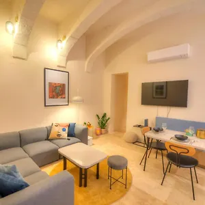 Stylish & Traditional 1 Bedroom Ddem1-1 La Valeta